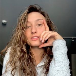 Meet your Posher, Alexis